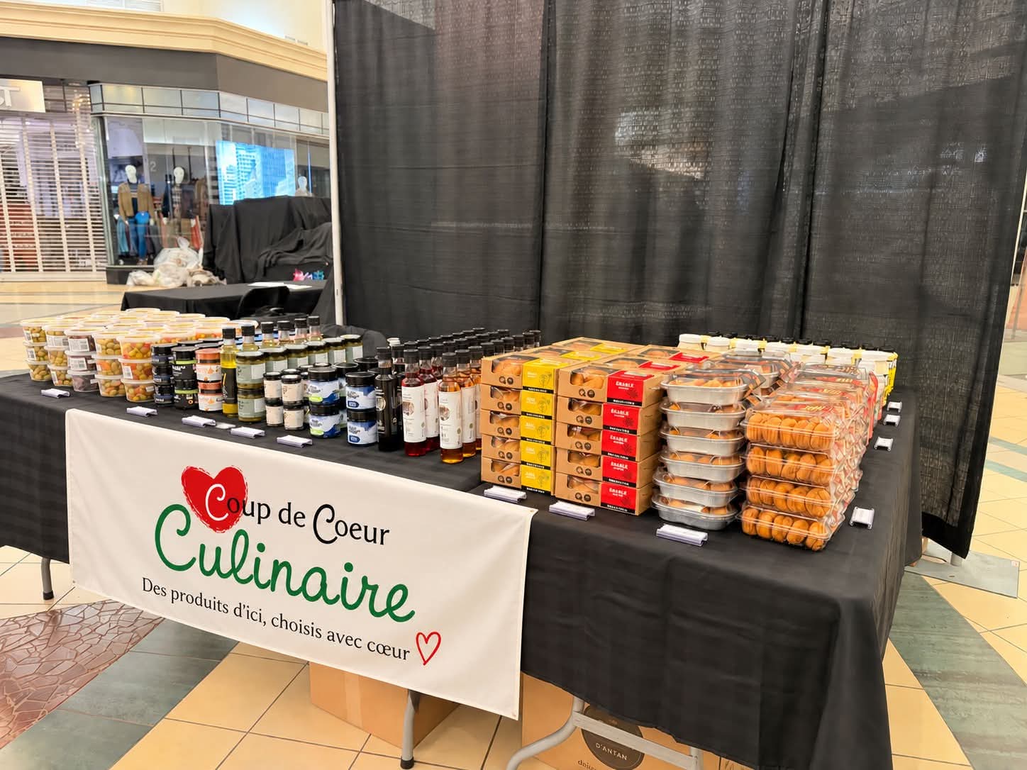 Kiosque Coup de cœur Culinaire présentant des produits gourmands d’artisans québécois