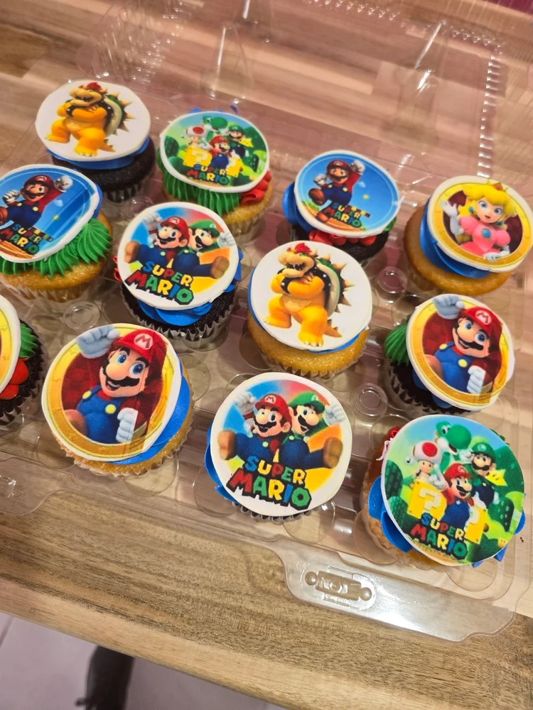 Cupcakes colorés décorés avec des personnages de Super Mario