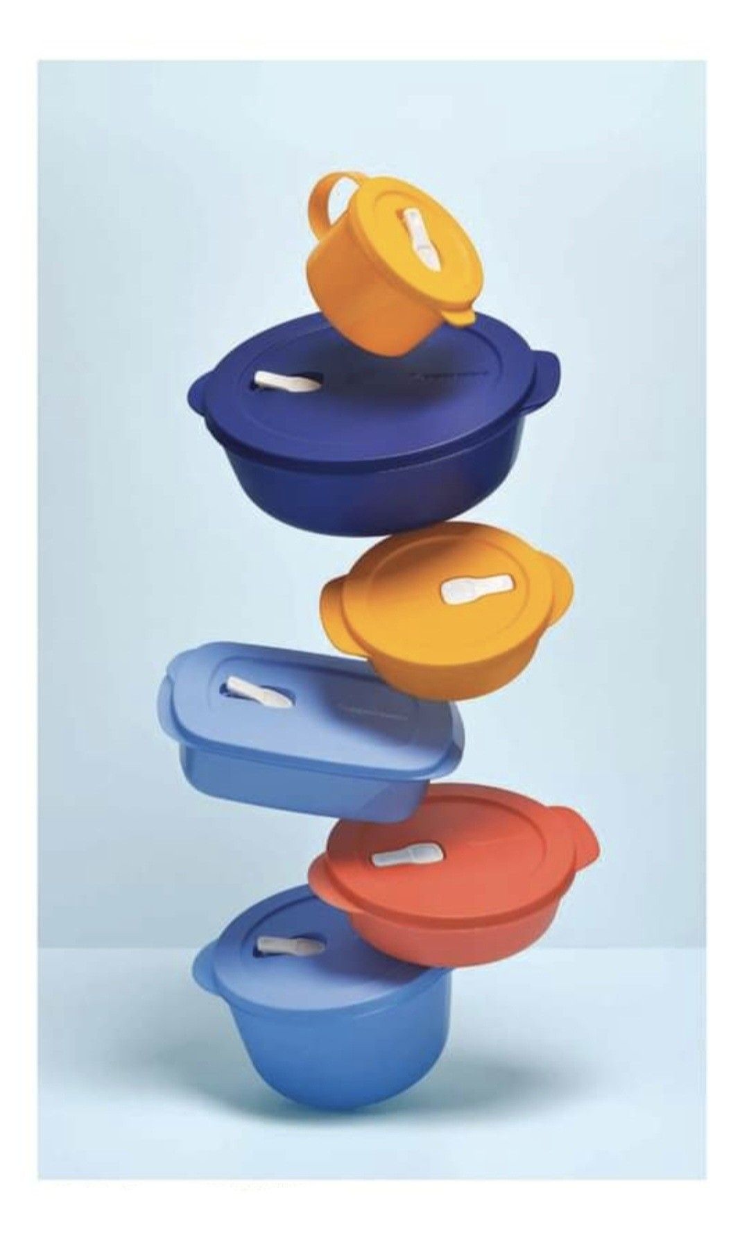 Collection de contenants Tupperware bleus, jaunes et orange