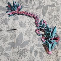 Dragon articulé rose et turquoise imprimé en 3D — 3D en folie