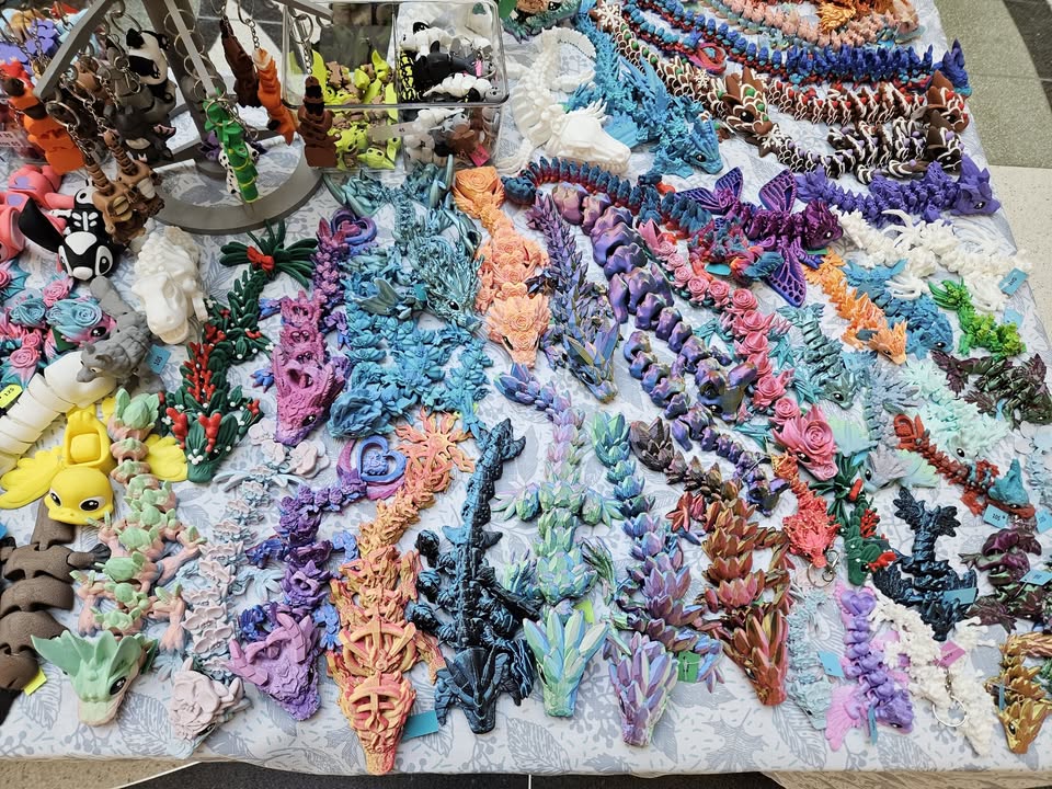 Dragons articulés colorés et créations au kiosque de 3D en folie