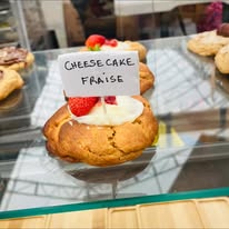 Cookie garni de crème et de fraises dans une vitrine