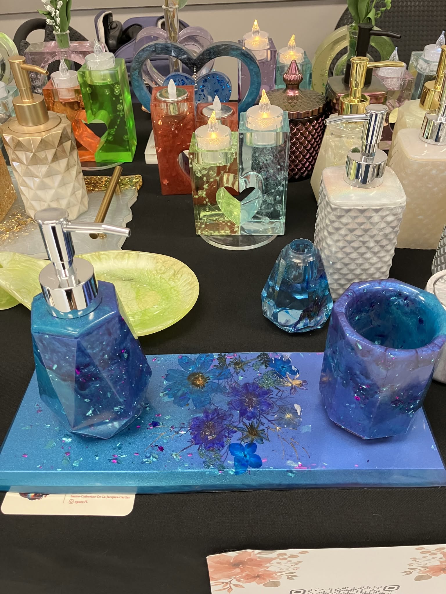 Collection de distributeurs, contenants, plateaux et décorations colorées en résine époxy.