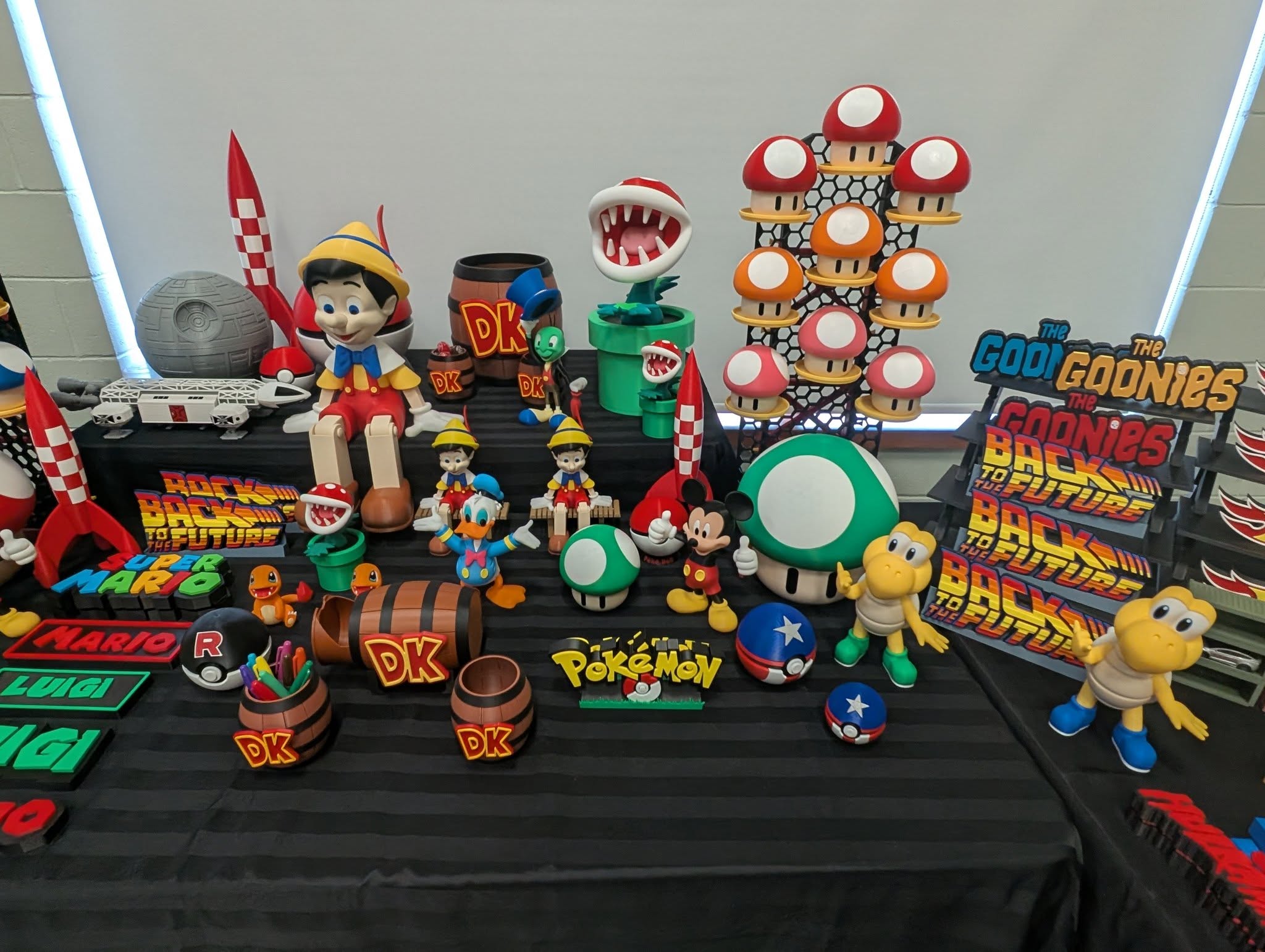Figurines, accessoires et objets décoratifs imprimés en 3D sur un présentoir