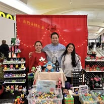 Équipe de 3DM Canada au kiosque avec ses créations 3D et décorations de Noël