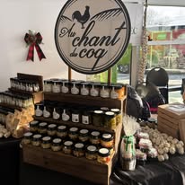 Kiosque intérieur Au Chant du Coq avec produits d’ail et enseigne