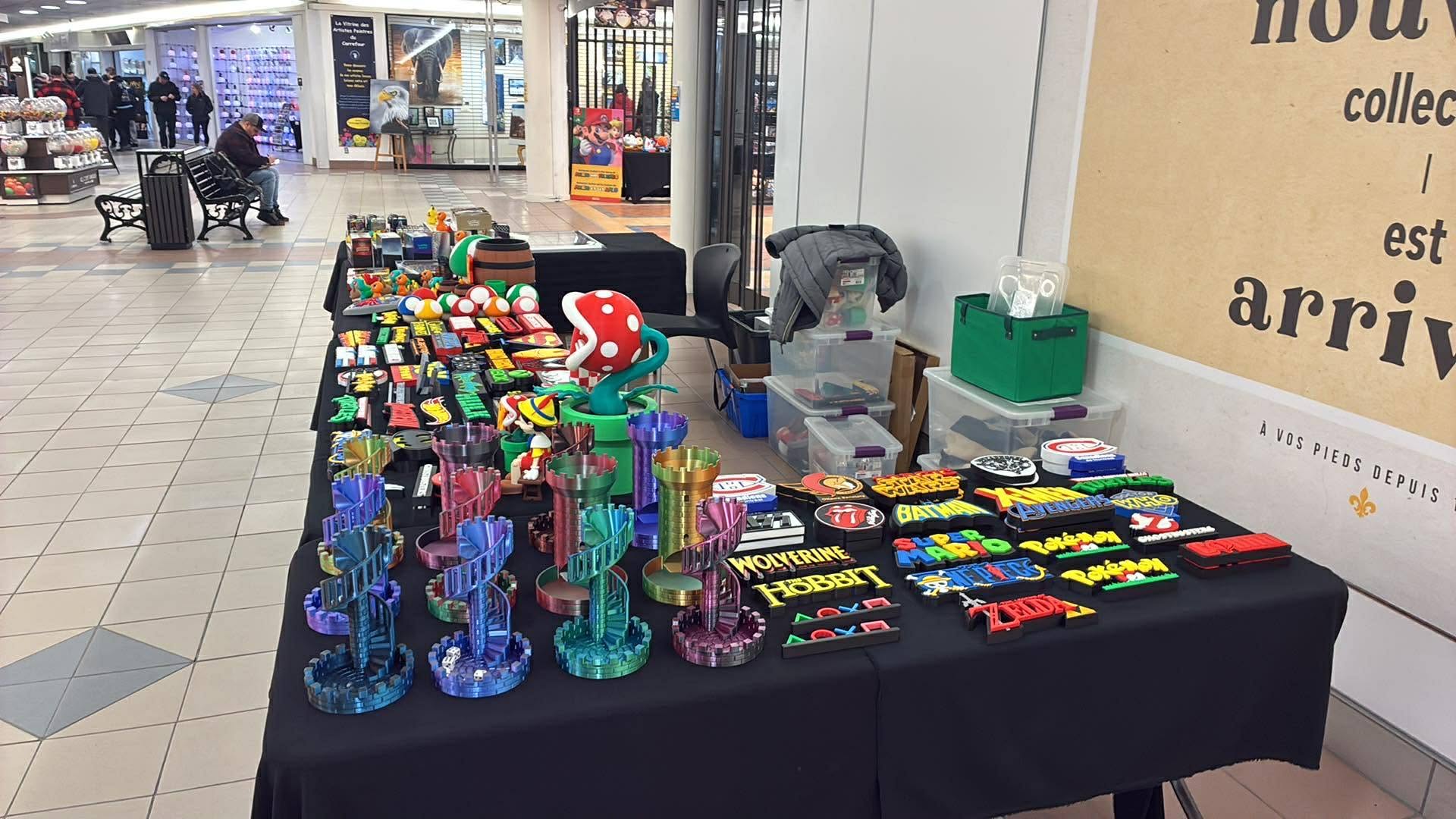 Kiosque Créations Lounard présentant des objets imprimés en 3D et des accessoires colorés