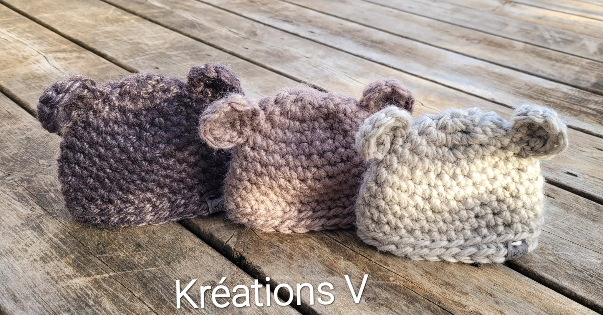 Trois tuques au crochet à petites oreilles, dans des tons brun, taupe et crème, de Kréations V