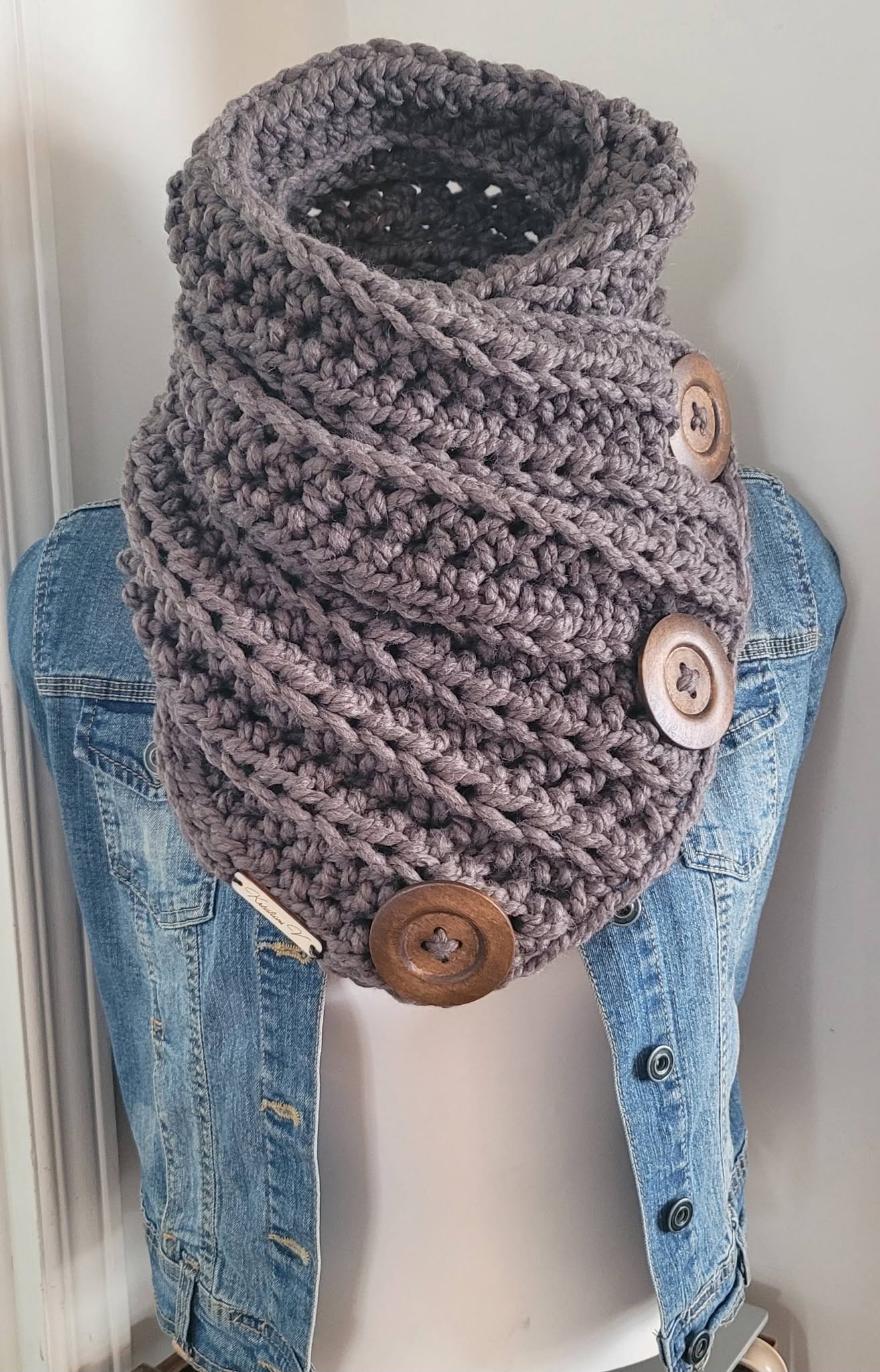 Col taupe au crochet avec trois boutons de bois de Kréations V, présenté sur un mannequin
