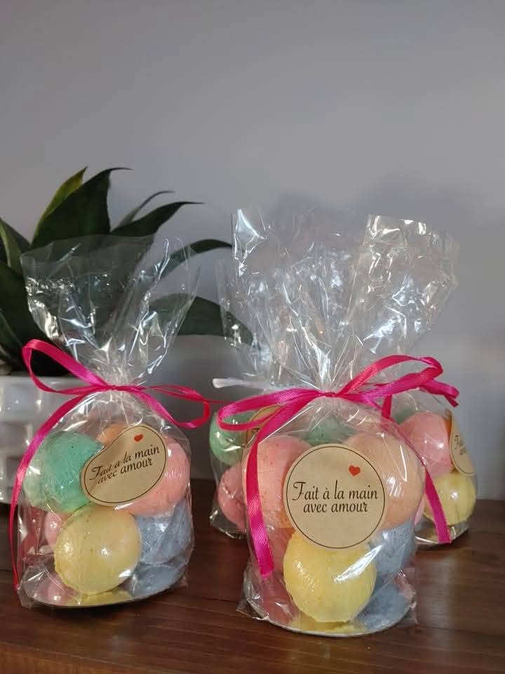 Produits de bain colorés emballés avec des rubans roses