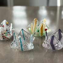 Créations artisanales colorées en verre de Pur Reflet