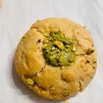 Cookie avec garniture verte et éclats sur fond clair