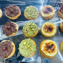 Assortiment de cookies aux garnitures chocolatées, vertes et dorées