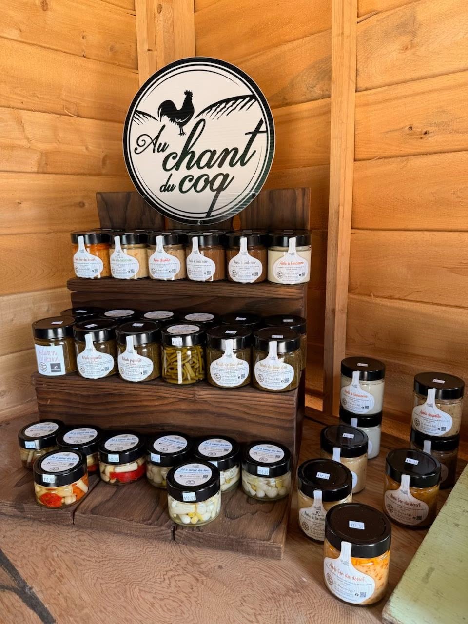 Présentoir de produits d’ail en pots Au Chant du Coq