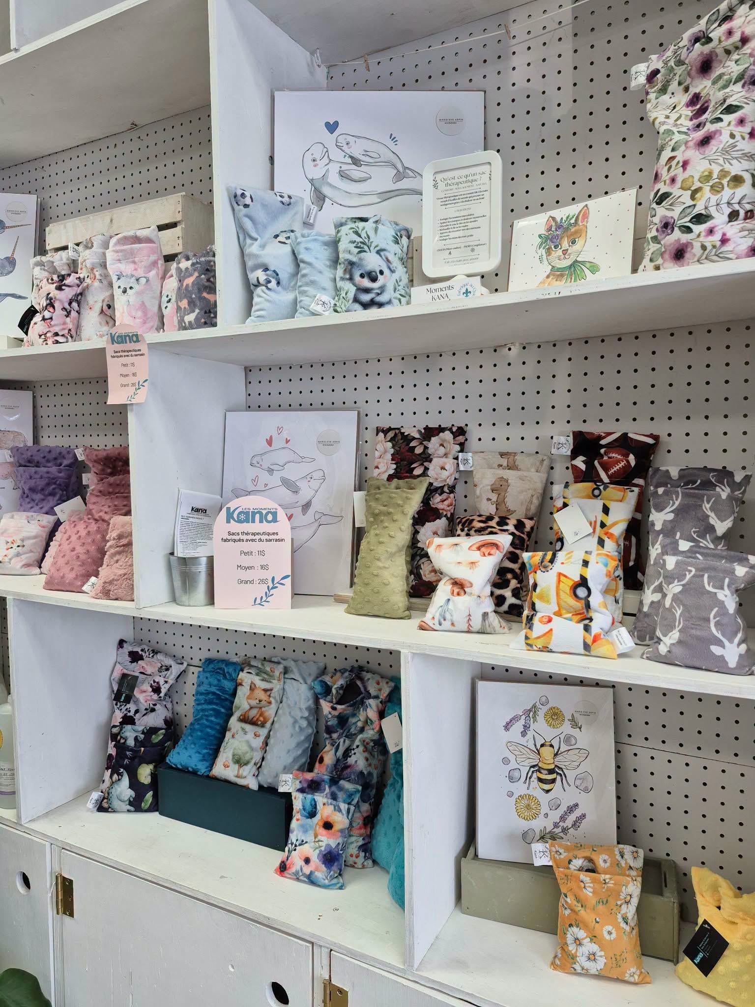 Présentoir de sacs Les Moments KANA aux motifs et couleurs variés