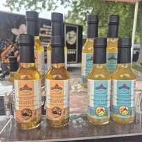 Bouteilles de produits BBQ Exotik aux étiquettes colorées