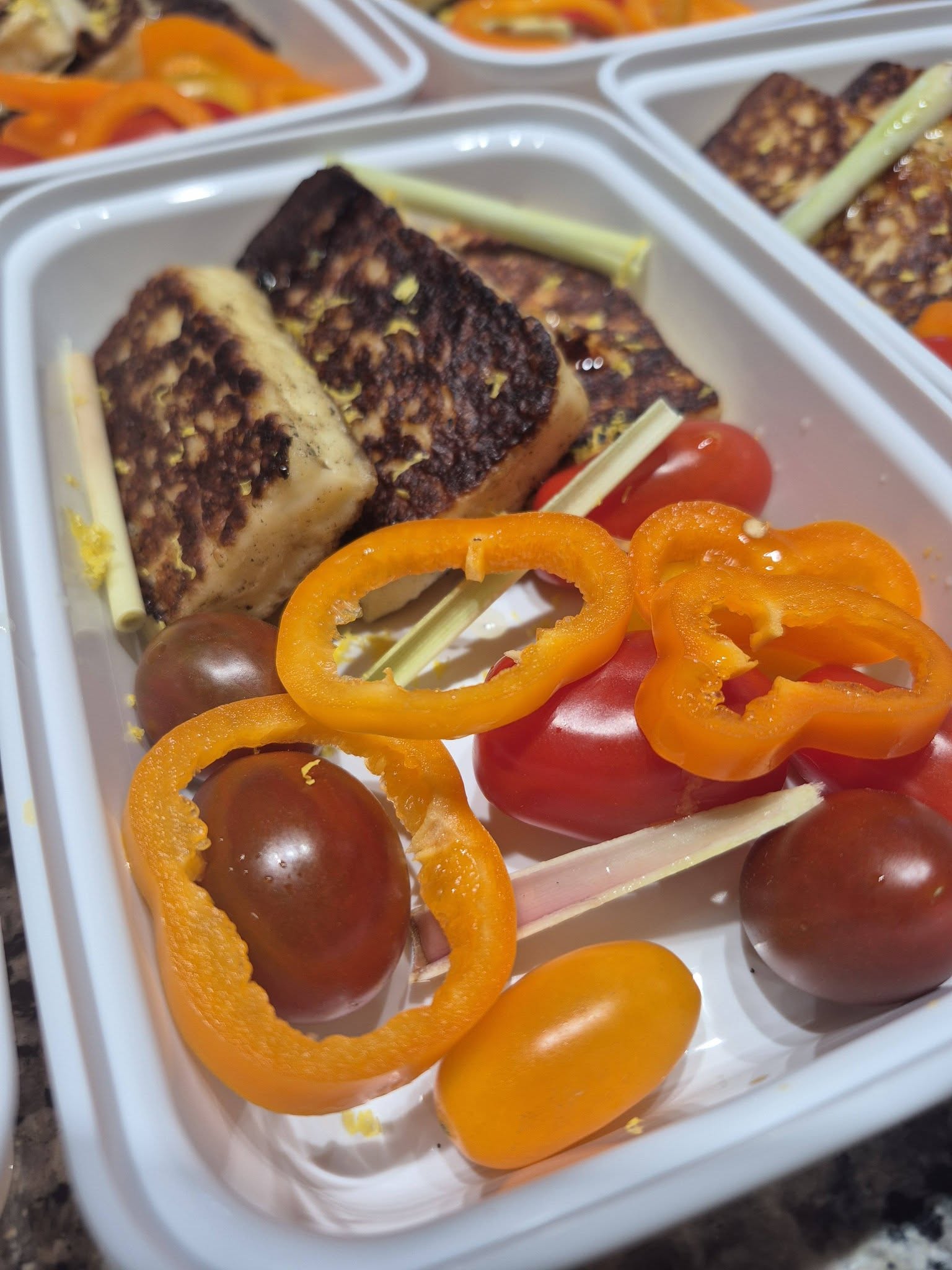 Plat BBQ Exotik accompagné de poivrons orange et de tomates