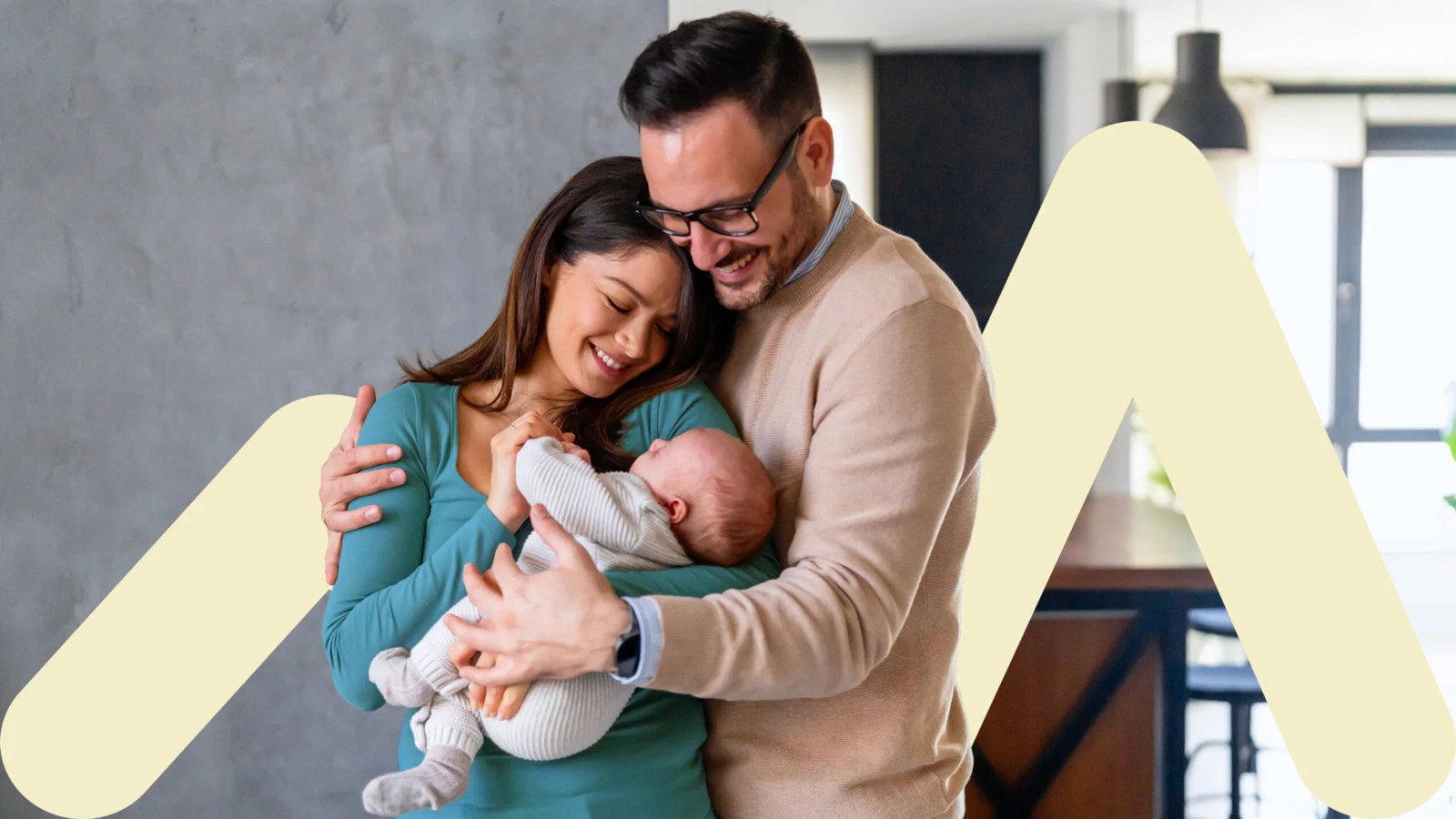 Des parents tiennent leur bébé dans leurs bras