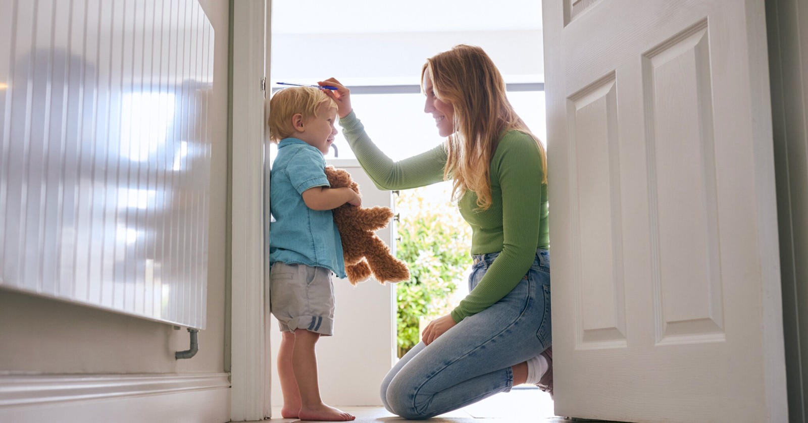 Une mère mesure la taille de son enfant