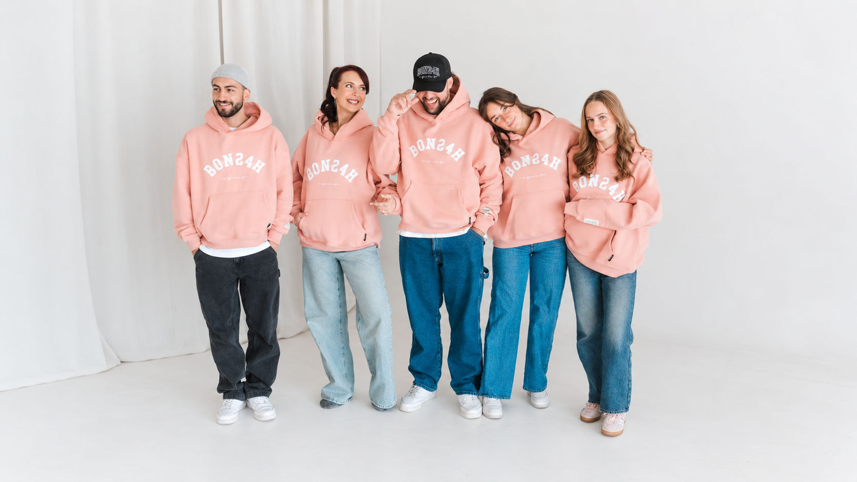 Groupe portant les cotons ouatés roses et accessoires BON24H