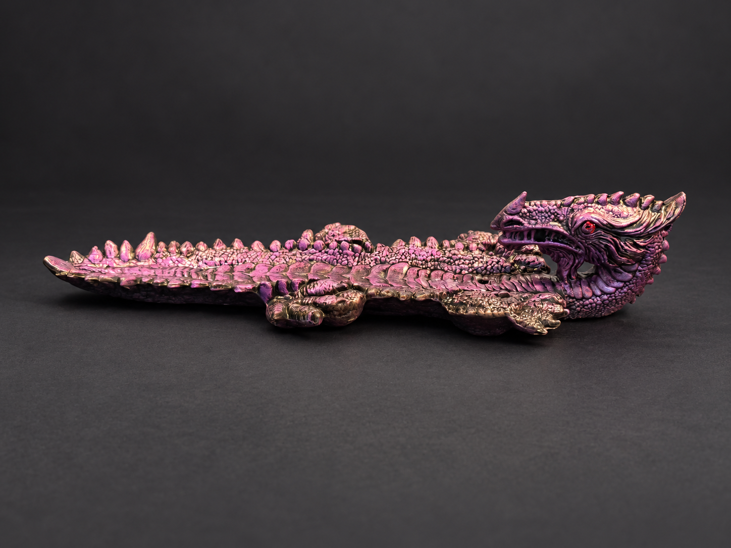 Dragon violet de C. Dragonia sur fond sombre