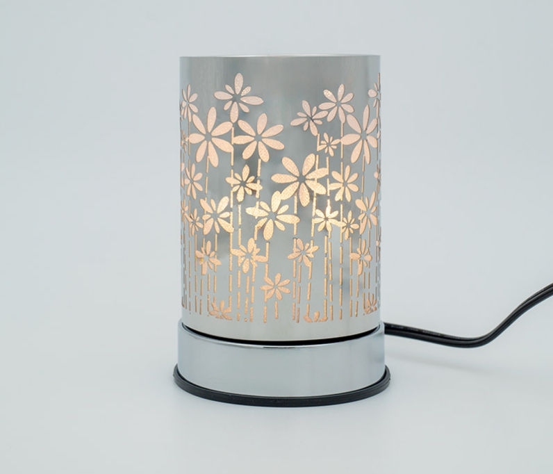 Lampe électrique argentée illuminée avec motifs floraux