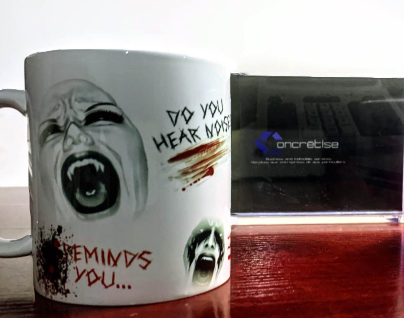 Tasse imprimée avec un motif de cinéma d’horreur par Concrétise